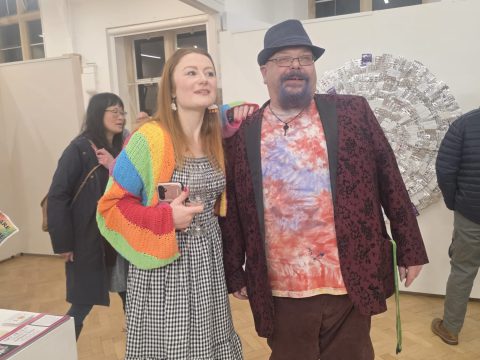 Trowbridge Service Users Group Collaborates with Award-Winning Artist Nicola Davis for “Art Heals” Exhibition Trowbridge Service Users Group was proud to attend the opening night of Art Heals, a new exhibition by our friend and long-time supporter Nicola Davis, now showing at The Pound Arts Centre, Corsham